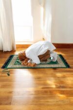 ihvan online Muslim Prayer Rug with 99 Beads Tasbih, Soft Chenille Sajadah, Lightweight & Foldable Janamaz, Portable Travel Prayer Mat, Islamic Gift for Eid, Ramadan, Hajj & Umrah, Pale Pink - Image 3